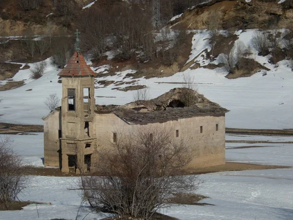 Iglesia histórica junto al lago Mavrovo en el norte de macedonia — Foto de Stock