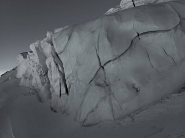 çatlaklar ile güzel dağ buzul