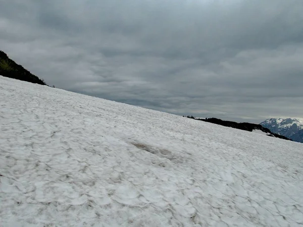 El detalle de la textura de nieve en las montañas — Foto de Stock