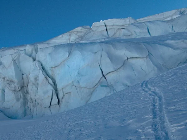 Bela geleira de montanha com rachaduras — Fotografia de Stock