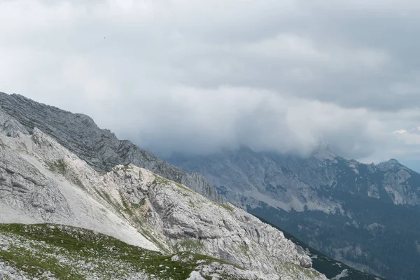 Gyönyörű hegyi táj Totes Gebirge hegyek körül Hinterstoder — Stock Fotó