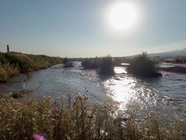bir nehir watter üzerinde güzel gün batımı