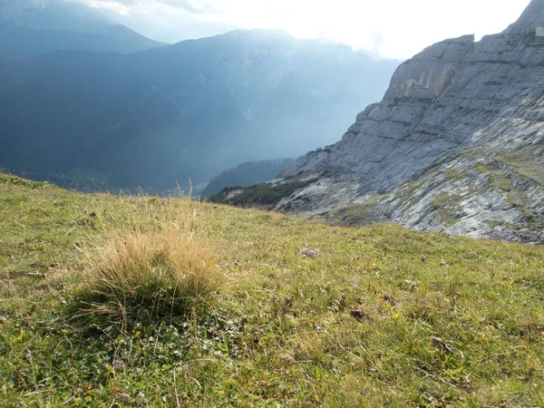 Escursioni autunnali e alpinismo a brandenburger alpen in austria — Foto Stock