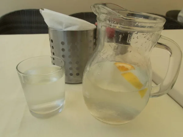 Баночка з водою з апельсином на столі — стокове фото