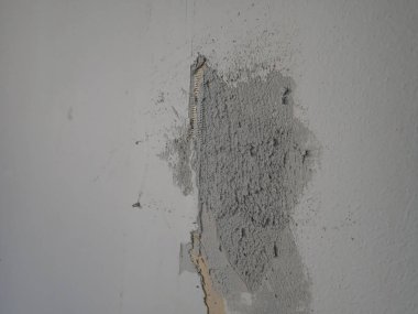 Kırık duvarlı bir iç mekanın yeniden yapılandırılması.