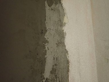 Kırık duvarlı bir iç mekanın yeniden yapılandırılması.