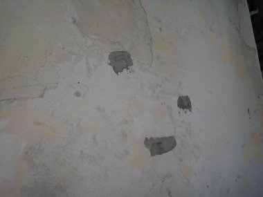 Kırık duvarlı bir iç mekanın yeniden yapılandırılması.