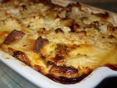 Taze ev yapımı tatlı meyveli kek.