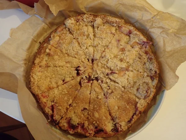 집에서 만든 신선 한 땀나는 과일 케이크 껍질 로 — 스톡 사진