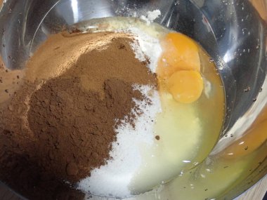 Ev yapımı kek pişirme. Klozetin içindeki malzemeler.