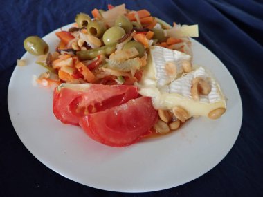 sağlıklı taze sebze salatası ve karışık sebzeler.