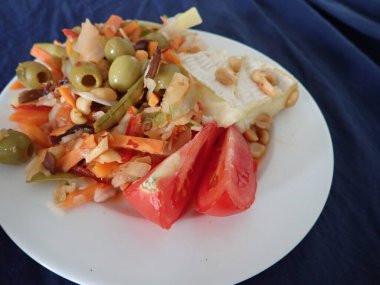 sağlıklı taze sebze salatası ve karışık sebzeler.