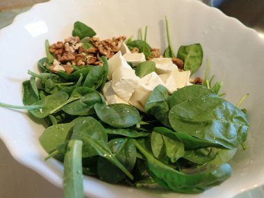 sağlıklı taze sebze salatası ve karışık sebzeler.