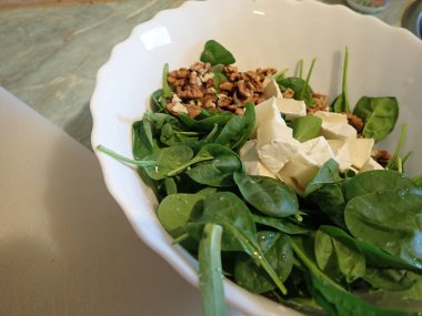 sağlıklı taze sebze salatası ve karışık sebzeler.