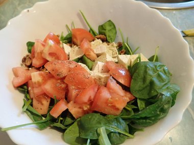 sağlıklı taze sebze salatası ve karışık sebzeler.