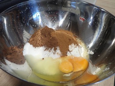 Ev yapımı kek pişirme. Klozetin içindeki malzemeler.