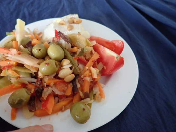健康的な新鮮な野菜サラダと野菜をボウルに入れて — ストック写真