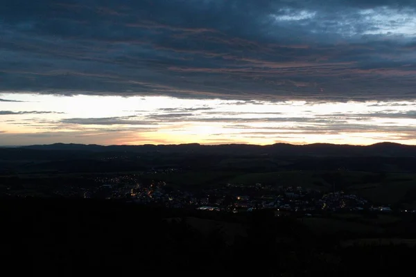 Wald Mit Wolkenverhangenem Abend Himmelblauem Ostböhmen — Stockfoto