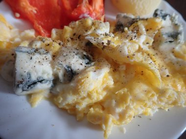 Taze çırpılmış yumurta ve sebze ve peynir.