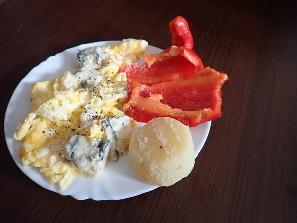 Telur Orak Arik Panas Segar Dengan Sayuran Dan Keju — Stok Foto