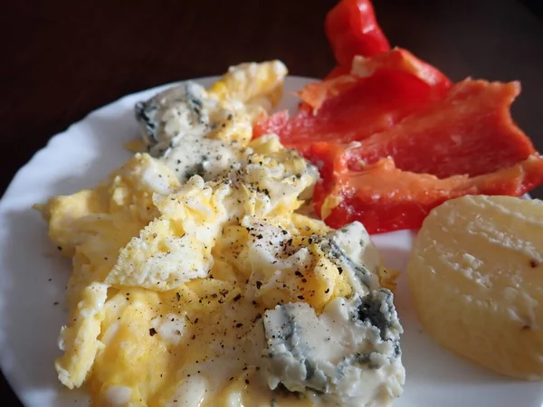 Huevos Revueltos Calientes Frescos Con Verduras Queso — Foto de Stock