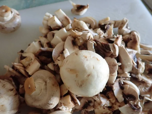 Champignons Białej Desce Krojenia Kuchni — Zdjęcie stockowe