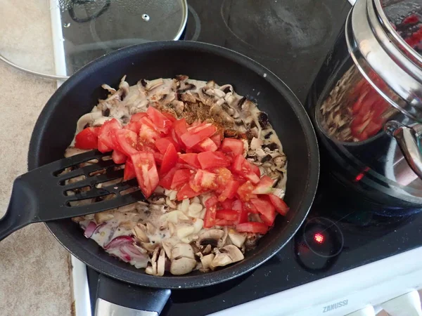 Verduras Cogumelos Uma Panela Ato Fritar Kitcehn — Fotografia de Stock