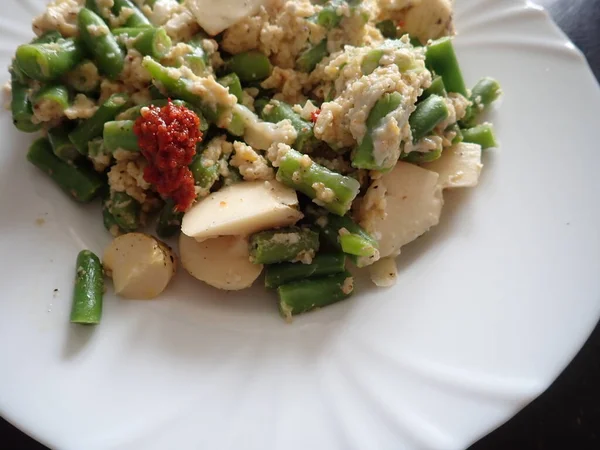 新鮮な暖かい緑豆サラダ菜食主義者の食事 — ストック写真