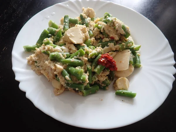 新鲜温热的绿豆沙拉素食 — 图库照片