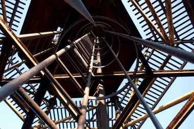 Kullanılmayan eski bir anten kulesinin yüksek platformu 