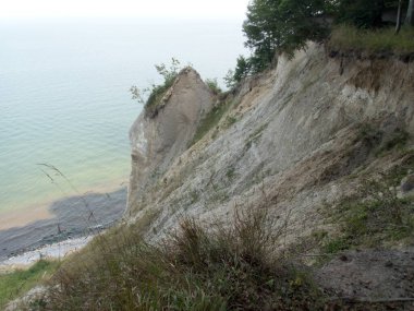 Kuzey Almanya 'daki Rugen kıyısındaki güzel, dengesiz beyaz tebeşir kayalıkları