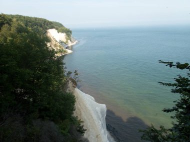 Kuzey Almanya 'daki Rugen kıyısındaki güzel, dengesiz beyaz tebeşir kayalıkları