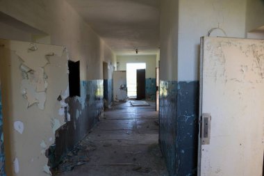 Eski bir terk edilmiş teknolojik iç döşeme.