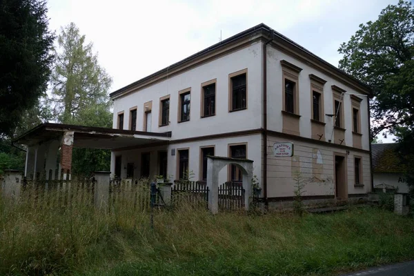 Oud Verlaten Verwoest Huis Het Bos — Stockfoto