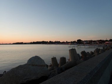 Baltık sahillerinde güzel romantik gün batımı