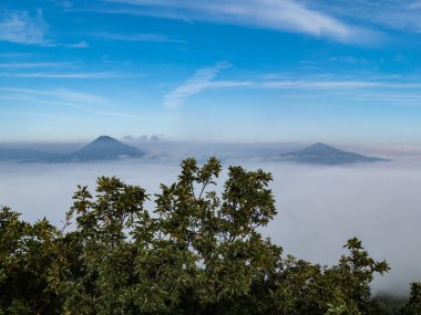 Merkezi Bohem Ceske Stredohori Hichlands sonbahar sabahı sisinde