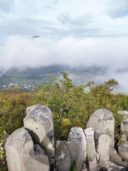 Checo Milesovka Montaña Visto Desde Ostry Arriba Mañana Niebla —  Fotos de Stock