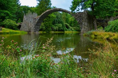 Almanya 'da bir gölde ünlü rakotzbrucke yuvarlak köprüsü
