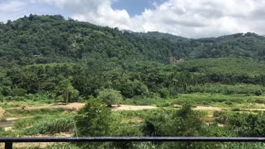 Dağ ve bir teras bulutlu gökyüzü Timelapse sahnesi