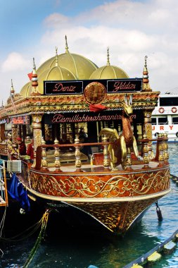 Istanbul - 4 Kasım: Bir tekne n Istanbul'da 4 Kasım 2014 tarihinde Istanbul'da Eminönü balık restaurant.