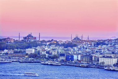Istanbul gün batımında. Camiler