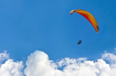 Bulutlar Ölüdeniz Türkiye süzülerek bir yamaçparaşütü