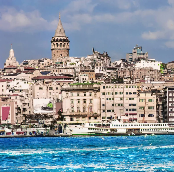 Istanbul - 2 Kasım: Istanbul'da 2 Kasım 2014 tarihinde Galata Kulesi, Karaköy, Istanbul.