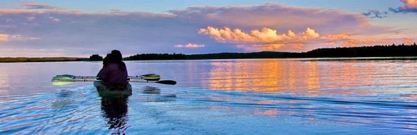 Kayak en un lago al atardecer, Karelia — Foto de Stock