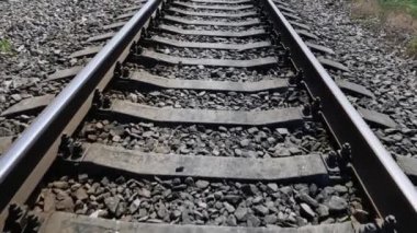 Demiryolu ile Panorama. Raylara çıkan biri. Sübjektif kamera. Tren raylara çıkıyor. Demiryolunda trafik vardı..