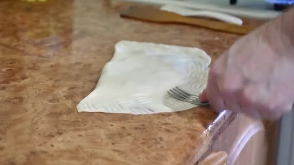 Chef Bereidt Cheburek Voor Taarten Bakken Koken Kook Pasteitjes Gehakt — Stockvideo