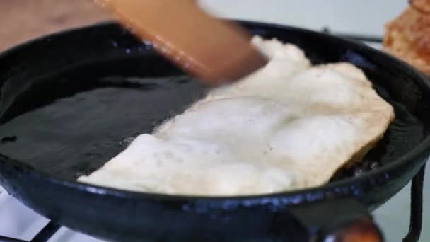 Homem Frita Pastéis Comida Plástico — Vídeo de Stock