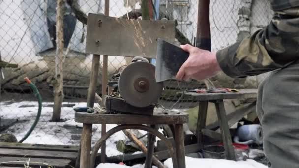 一个人在电动砂轮上磨斧子 工作台磨床 — 图库视频影像