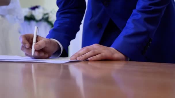 Brudgummen Skriver Äktenskapet Händerna Man Kostym Underteckna Dokumentet — Stockvideo