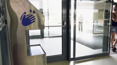 Alışveriş merkezinde temas edilmeyen bir dezenfektan var..